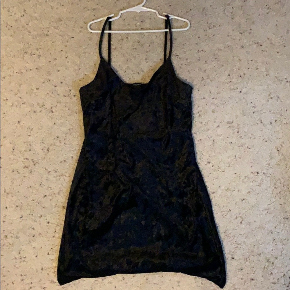 Forever21 black velvet strapped dress